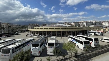 Hatay'da hasar alan otogarda yazıhane görevlileri işlemlerini dışarıda sürdürüyor