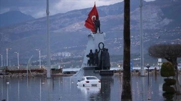 Hatay'da İskenderun'da sağanak ve kuvvetli rüzgar hayatı olumsuz etkiledi