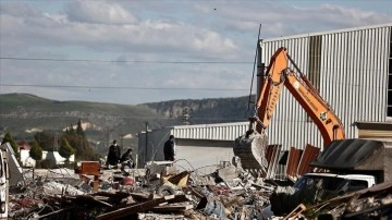 Hatay'da tamamen yıkılan 45 yıllık sanayi sitesinin enkazı kaldırılıyor