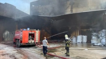 Hatay'daki antrepo yangınını söndürme çalışmaları sürüyor