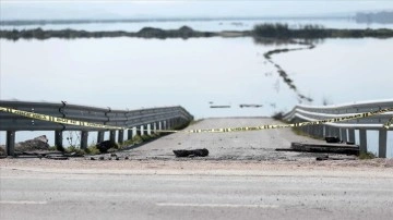 Hatay'daki Karasu Çayı taştı, çevresindeki tarım arazileri su altında kaldı