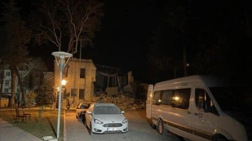 Hatay'ın Defne ilçesinde meydana gelen depremde valilik binasının bir kısmı yıkıldı