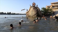 Hava sıcaklığının 50 dereceye ulaştığı Bağdat’ta halk, çareyi Dicle Nehri&#039;nde serinlemekte buluyor