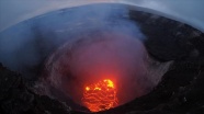 Hawaii'de aktif volkanın içine düşen Amerikalı turist yaralı kurtuldu