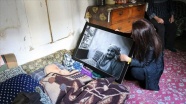 Hemşire Şenay kadrajına giren yaşlıları fotoğraflarıyla mutlu ediyor