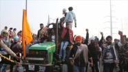 Hindistan&#039;da çiftçiler Yeni Delhi&#039;deki büyük bir otoyolu trafiğe kapatmayı planlıyor