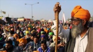 Hindistan'da protestocu çiftçiler demir yollarını kapattı