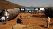 Hindistan'da tren raydan çıktı
