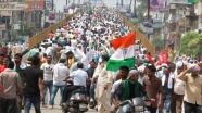 Hindistan&#039;da yeni tarım yasalarının iptali talebiyle binlerce kişi sokağa döküldü