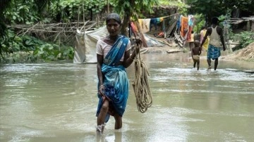 Hindistan'da aşırı yağışların yol açtığı seller hayatı olumsuz etkiledi