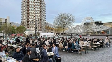 Hollanda'da üniversiteli gençlerden şehir merkezinde sokak iftarı