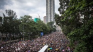 Hong Kong&#039;da göstericiler kamu binaları önünden çekildi