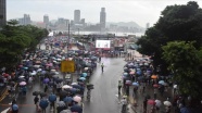 Hong Kong&#039;da hükümet taraftarları polise destek için toplandı