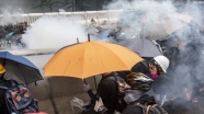 Hong Kong&#039;da karşıt görüşlü protestocular arasında arbede
