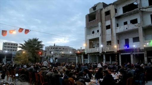 İdlib'de enkaz haline gelen ilçede toplu iftar programı