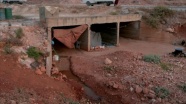 İdlib'de saldırılardan kaçan çaresiz aile su kemerine sığındı