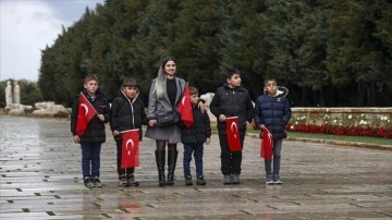 Iğdır'da Anıtkabir'de tutulan Ata'ya saygı nöbetini canlandıran öğrenciler Ankara&#03