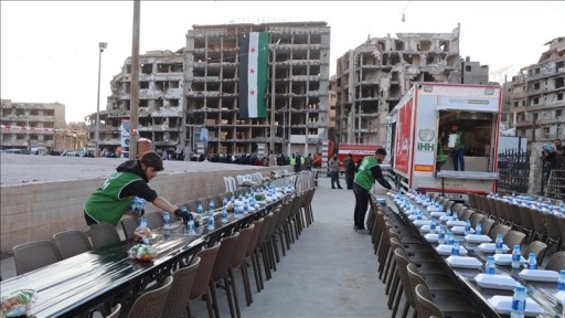 İHH, 20 günde Suriye'de 70 bin kişiye iftar verdi