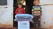İHH, İdlib&#039;deki ailelere gıda ve battaniye yardımında bulundu