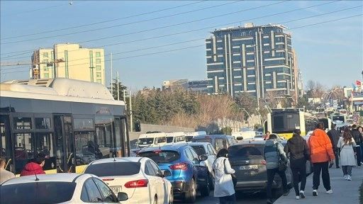 İki İETT otobüsünün karıştığı trafik kazası nedeniyle trafik yoğunluğu oluştu