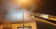 İki katlı binanın çatısında çıkan yangın korkuttu