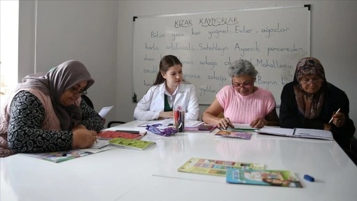 "İkinci bahar"larında öğrendikleri okuma yazma sayesinde hayatları kolaylaştı