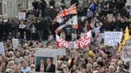 İngiltere’de Kovid-19 önlemleri karşıtı grup protesto düzenledi