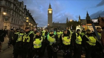 İngiltere'de aşırı sağcı şiddet olayları nedeniyle Başbakan, 4 bakanla toplantı düzenledi