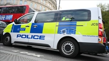 İngiltere'de aşırı sağcıların camiye saldırısına müdahale eden 53 polisin yaralandığı bildirildi