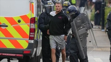 İngiltere'de aşırı sağcıların şiddet eylemlerinde 378 kişi gözaltına alındı
