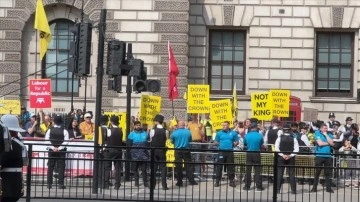 İngiltere'de monarşi karşıtı Republic grubu, parlamento girişinde Kral Charles'ı protesto