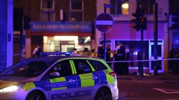 İngiltere'nin Leeds kentinde çıkan olaylarda göstericiler polis aracı devirdi, otobüsü ateşe ve
