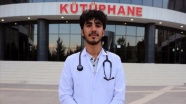 İnşaatında çalıştığı kütüphaneye doktor adayı olarak geliyor