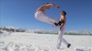 Iraklı çocuklar karda karate eğitimi alıyor