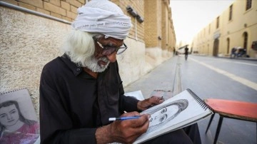 Irak'ta üç yıl önceki gösterilerin simgesi yaşlı adam sokak ressamlığıyla halktan kopmuyor