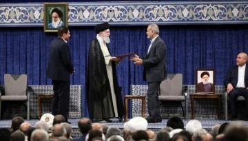 İran Cumhurbaşkanı Pezeşkiyan, Hamaney'den mazbatasını alarak resmen göreve başladı