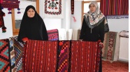 İran ve Afgan uyruklu kadınlar kilim dokuyarak üretime katılıyor