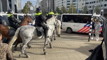 Irkçı PEGIDA hareketi lideri Wagensveld Amsterdam'da Kur'an-ı Kerim yırttı