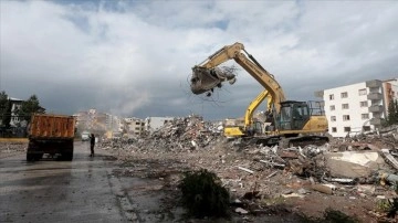 İskenderun'da enkaz kaldırma çalışmaları sürdü