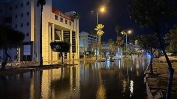 İskenderun'da lodos hayatı olumsuz etkiledi