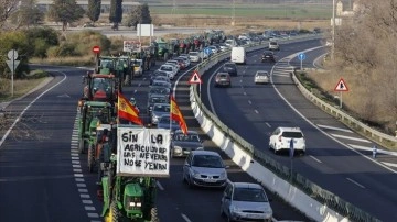 İspanya'da çiftçiler ülke genelinde trafiği felç eden protestolarını yoğunlaştırdı