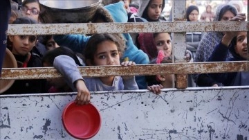 İspanyol Bakan Rego: Filistinliler açlıkla bombayla soykırımla iç içe yaşıyor