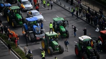 İspanyol çiftçiler, Madrid'de traktörleriyle yolları kapattı