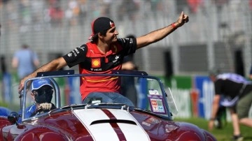 İspanyol pilot Sainz, 2024'e kadar Ferrari'de