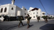 İsrail askerleri 3 Filistinliyi gözaltına aldı