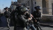 İsrail askerleri Batı Şeria&#039;daki baskınlarda 1 Filistinliyi yaraladı, 12 kişiyi gözaltına aldı