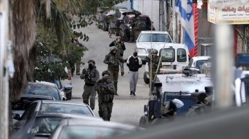 İsrail askerleri Batı Şeria'da en az 15 Filistinliyi gözaltına aldı
