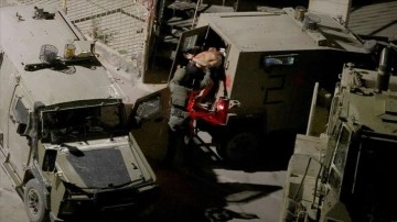 İsrail askerleri Batı Şeria'daki baskınlarda 30 Filistinliyi gözaltına aldı