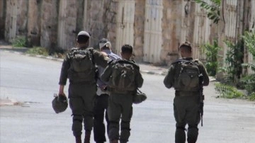 İsrail askerleri, işgal altındaki Batı Şeria'da 8 Filistinliyi gözaltına aldı