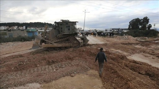 İsrail, Batı Şeria'nın Cenin kentinde bir beldeye baskın düzenleyerek yolları buldozerlerle kaz